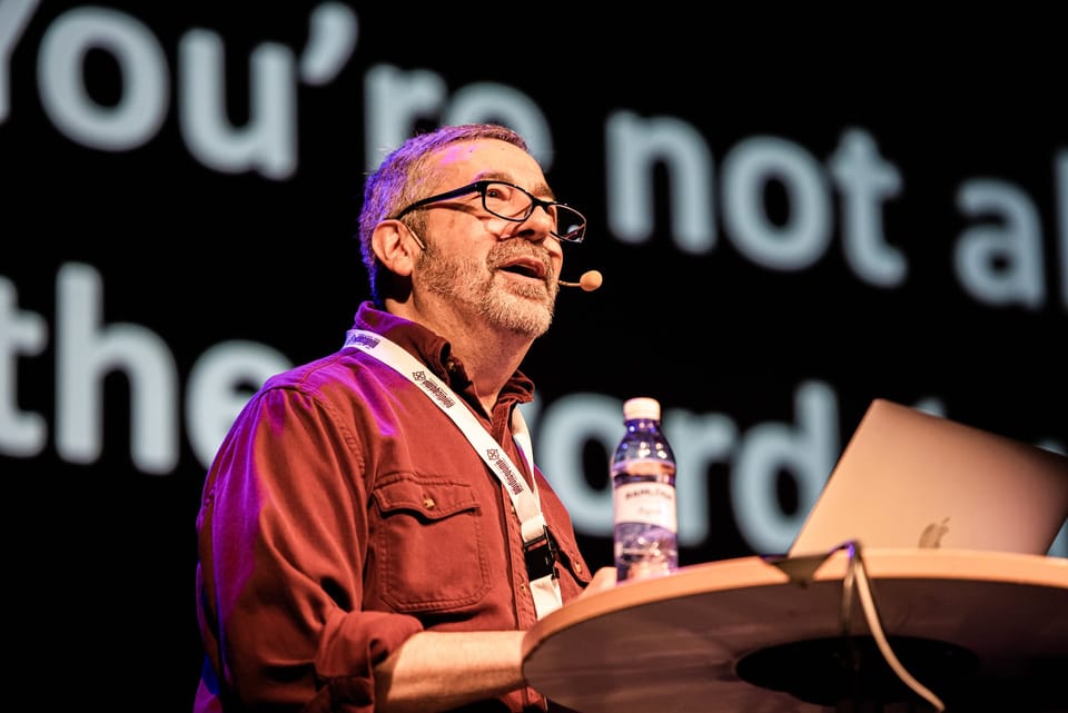 Warren Spector anuncia aposentadoria após décadas à frente de clássicos como Deus Ex e System Shock